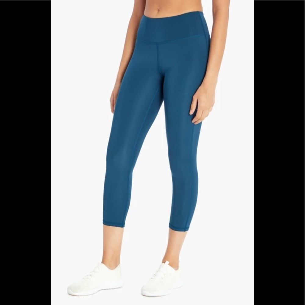 NWT Marika Sport Solid Capri Legging
